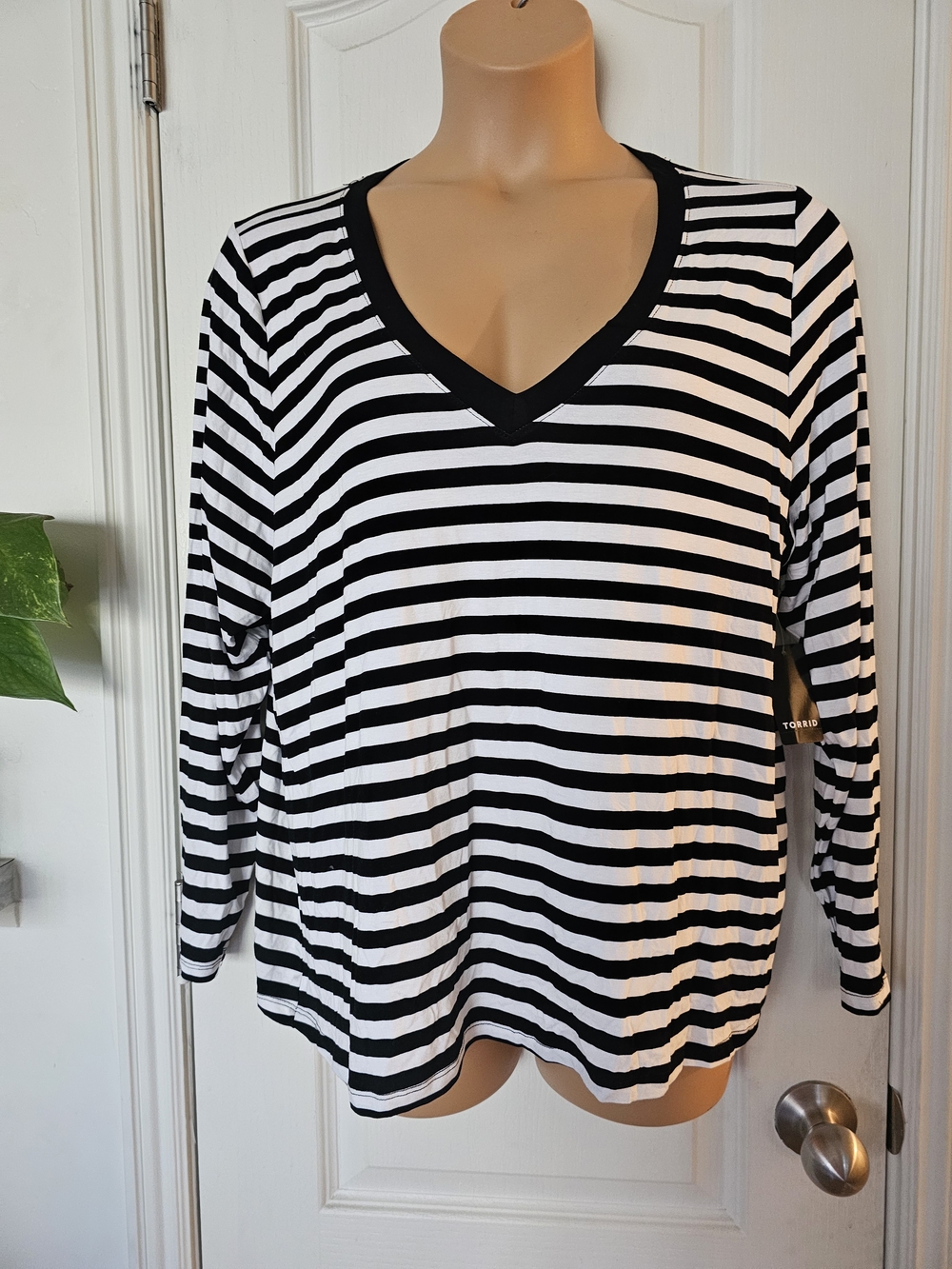Torrid NWT Sz 3 Black & White Striped V-Neck Long Sleeve Tee